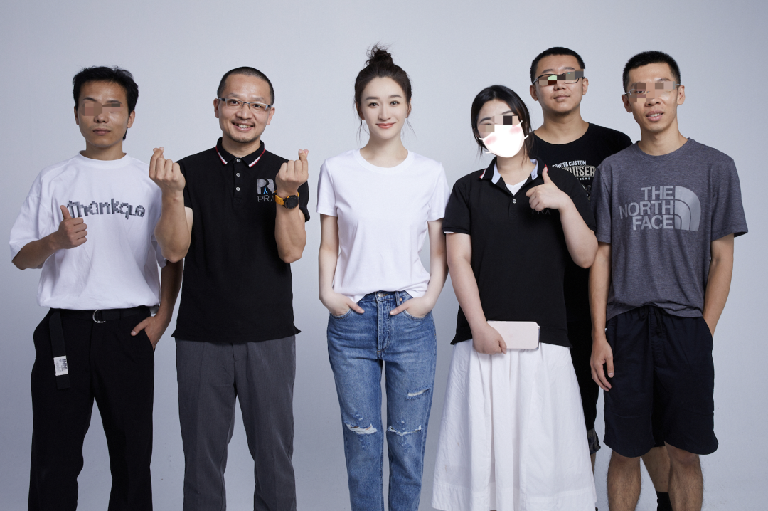 像董太太这样的大网红为什么喜欢发和多位名人的合影?