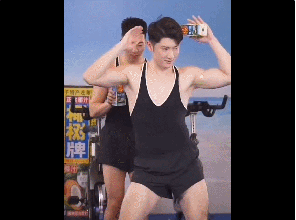 海底捞&ldquo;奶狗男模&rdquo;舔屏，比椰树椰汁还野！