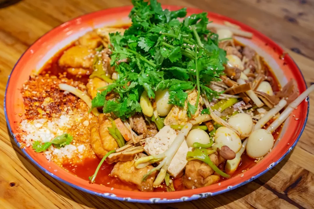 &ldquo;麻辣烫刺客&rdquo;遍地横生  路边摊美食&ldquo;吃不起&rdquo;背后的套路？