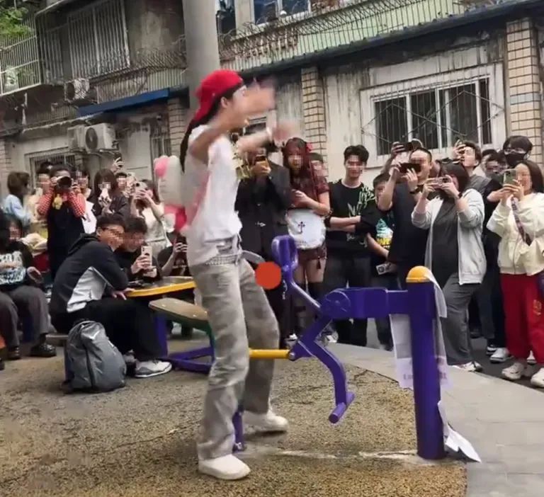 “成都迪士尼”爆火的真正原因,全网首度揭秘。。。