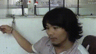 她被生父性侵多年,曾沦为大尺度百万网红,如今靠摊煎饼重生