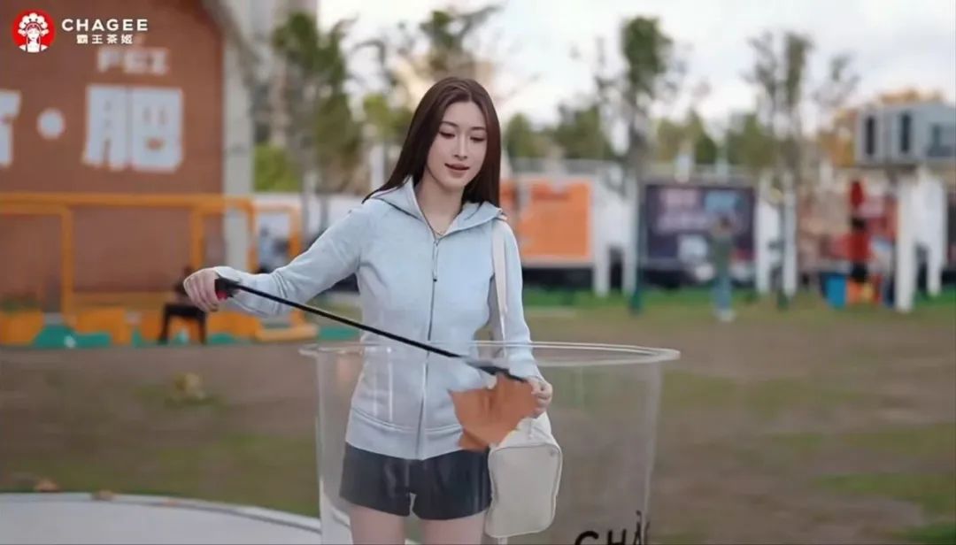 接棒&ldquo;秋天第一杯奶茶&rdquo;，&ldquo;捡秋&rdquo;被瑞幸玩坏了！