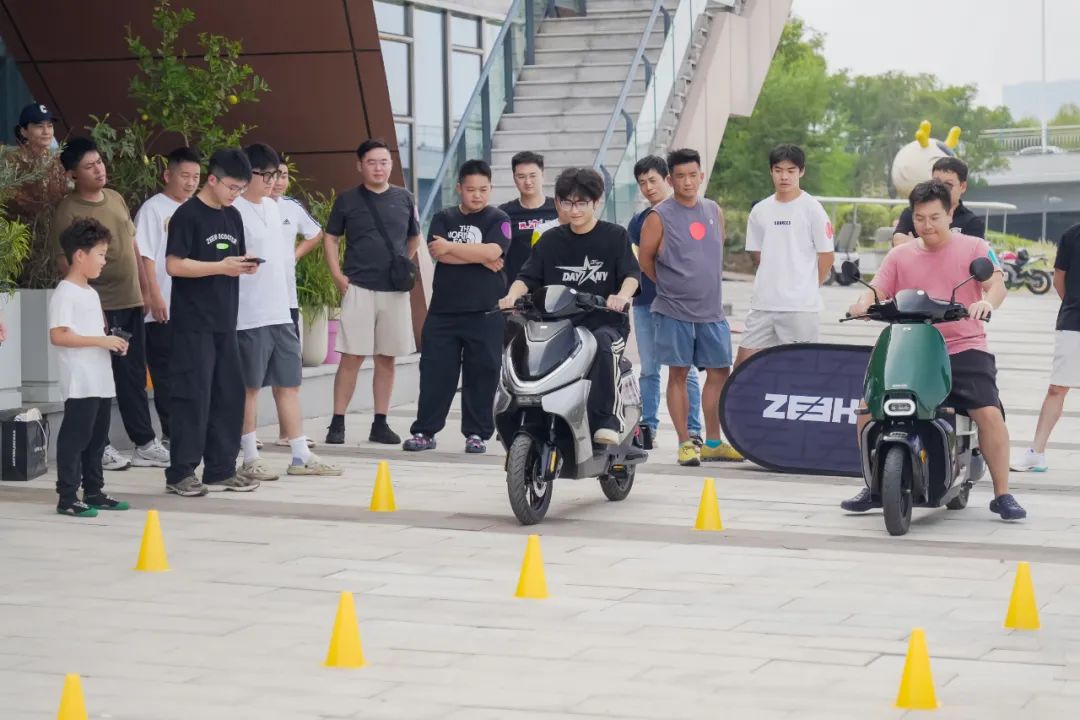 新品上市当天天猫卖出超过8000台，小电驴界的&ldquo;头部网红&rdquo;极核，跑进3.5亿人出行赛道