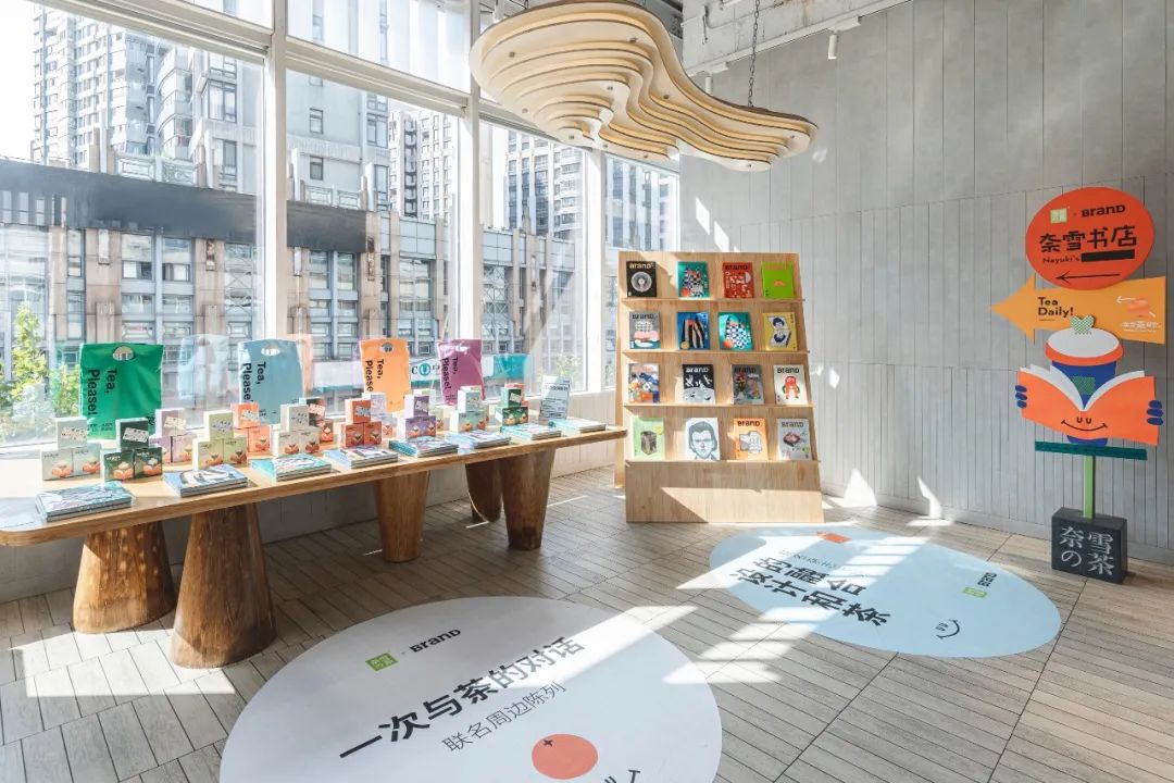 &ldquo;奈雪的茶&rdquo;换新LOGO，把自己改成了山寨店？字体太丑，名字拗口，毫无新意！网友：怎么瞬间变&ldquo;土&rdquo;了？
