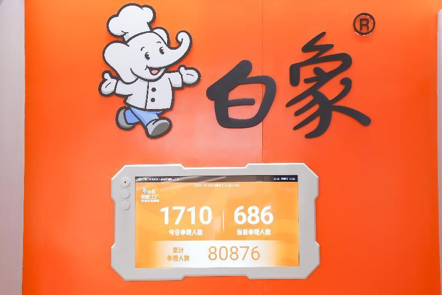 为什么这一届年轻人,都抢着去白象泡面工厂“打工”?