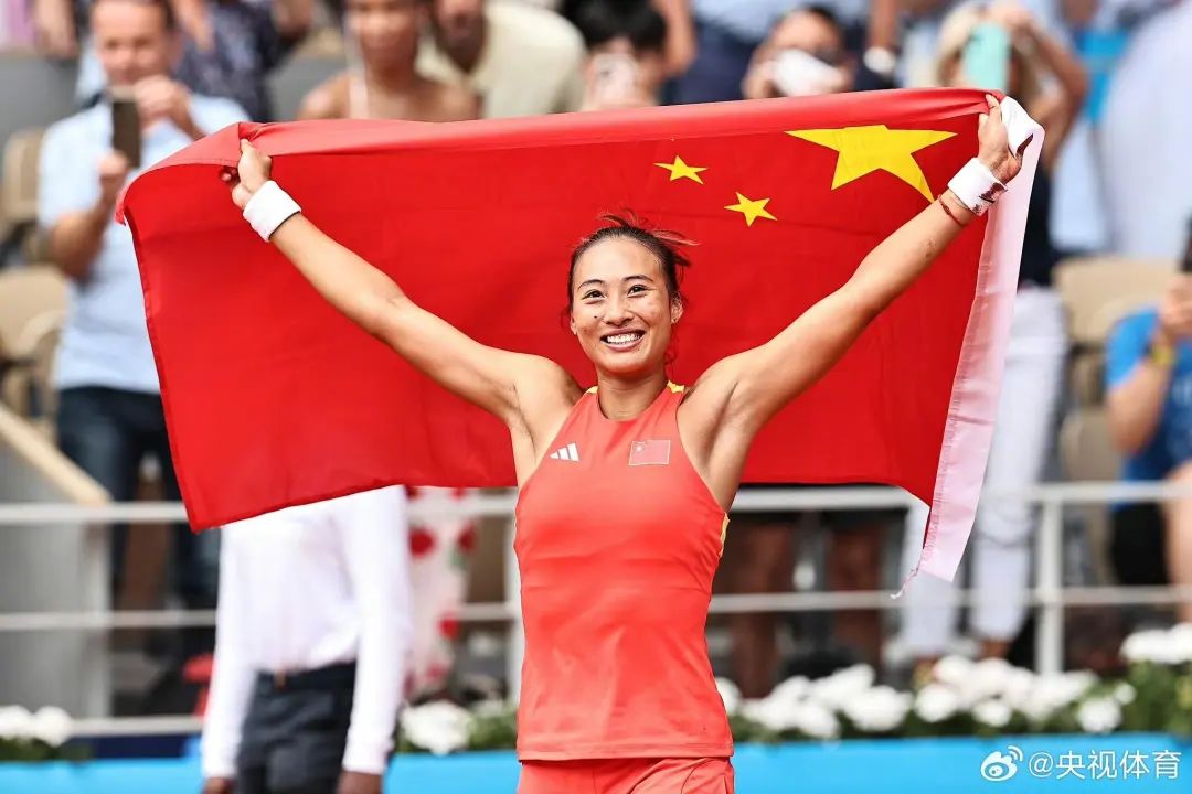 热度翻700倍,郑钦文同款,比她更“早”成为顶流