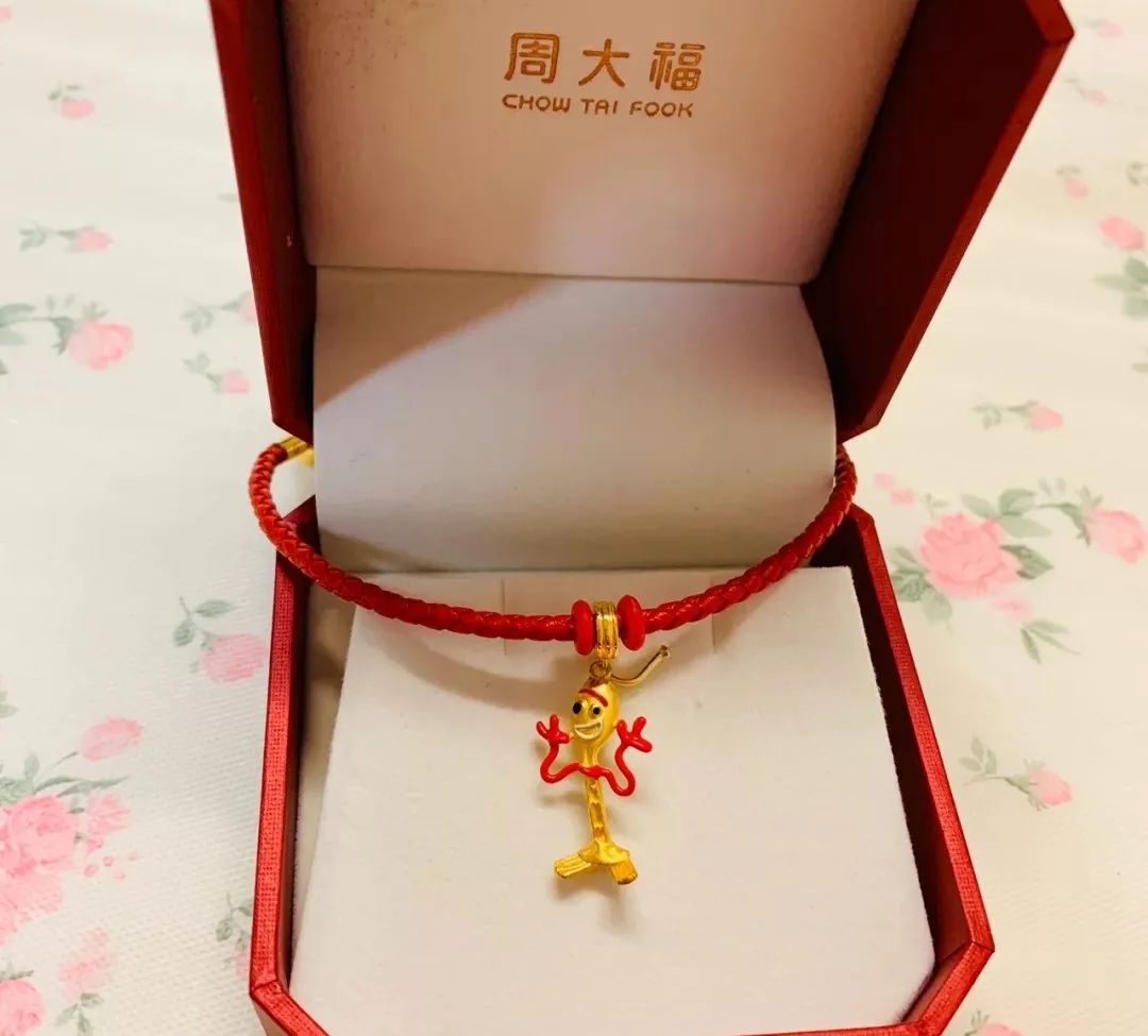 这家“不务正业”的金店,推出“黄金奥特曼”,引90后集体疯抢!网友:黄金做的光!谁还能说我幼稚!