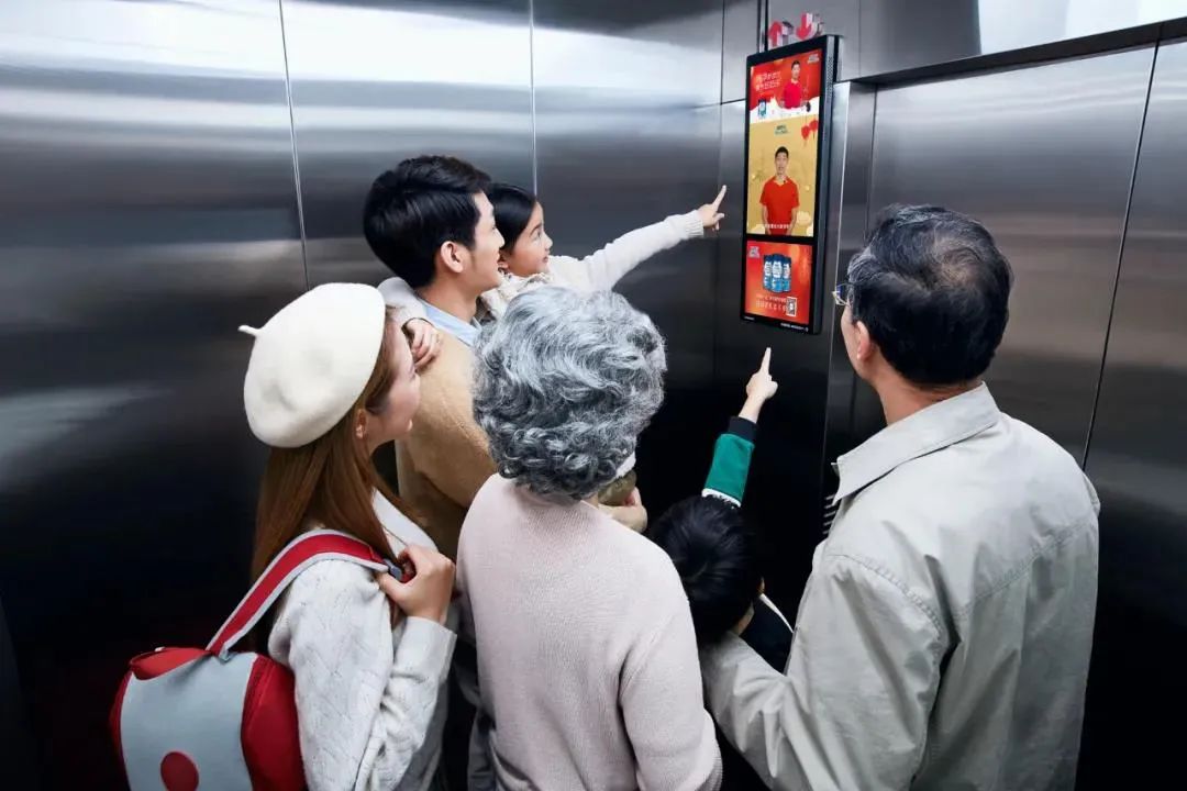 当流量回归社区,品牌为何加码社区电梯智能屏?