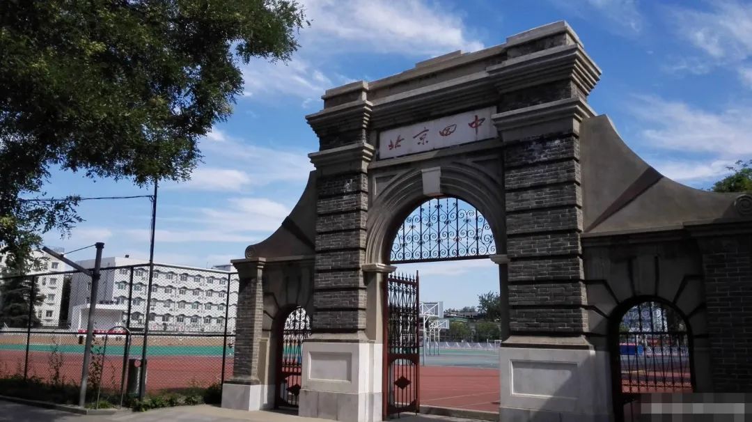 学区房文案背后：家长吵翻了，楼盘笑弯了