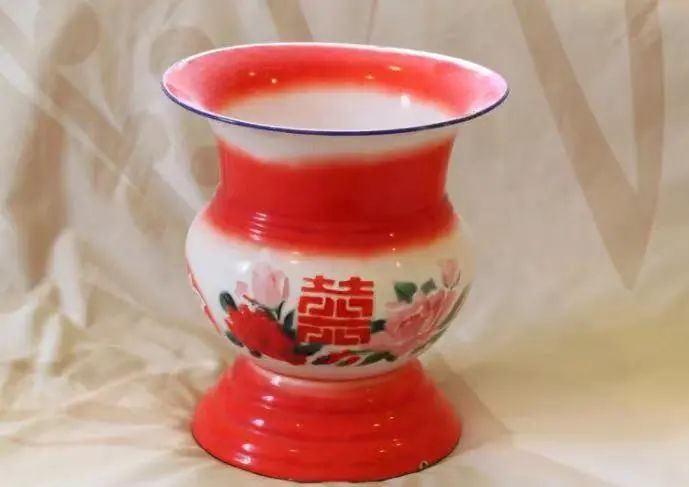 蜜雪冰城的“痰盂”炸裂全网,吴亦凡看完都笑吐!