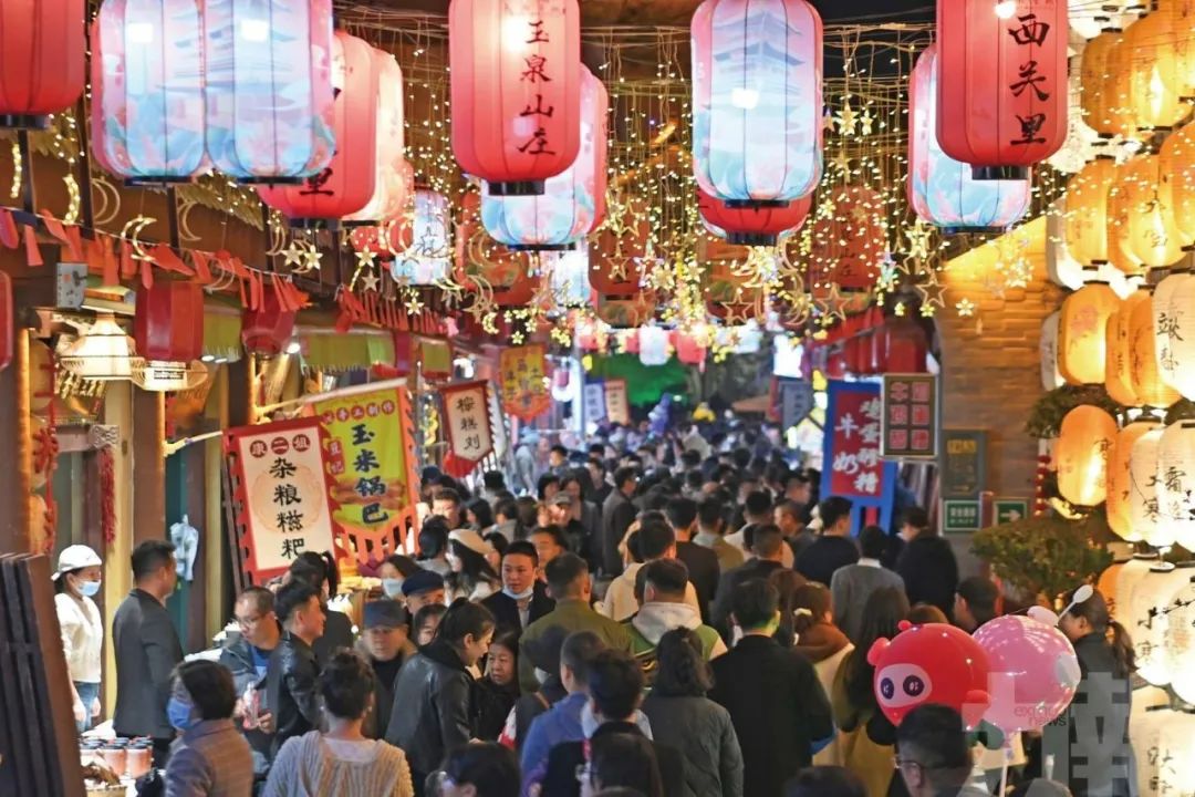 理发店连夜改成麻辣烫,全国吃货“捧花”天水麻辣烫,吃不起可“麻辣贷”