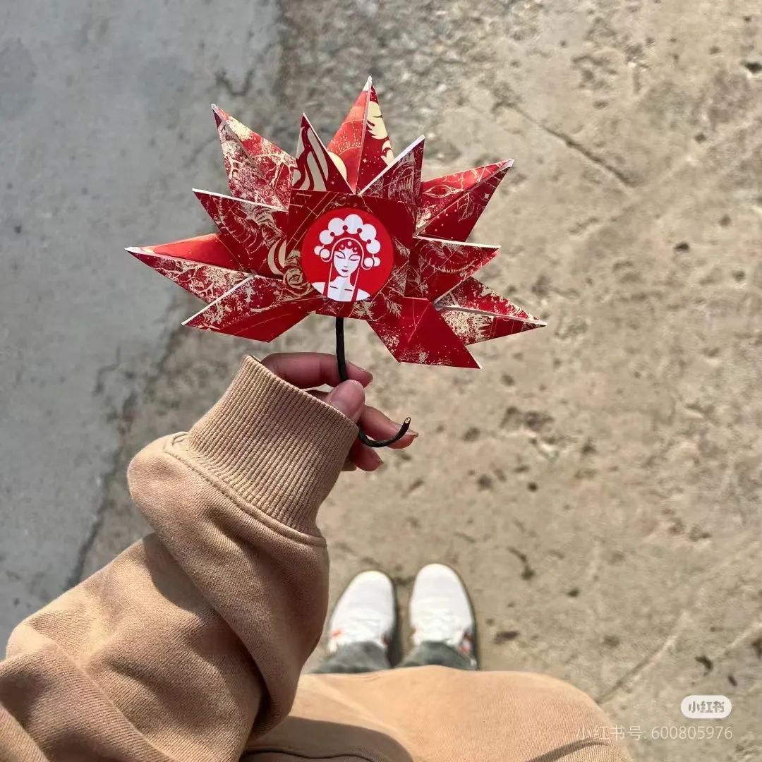 接棒&ldquo;秋天第一杯奶茶&rdquo;，&ldquo;捡秋&rdquo;被瑞幸玩坏了！