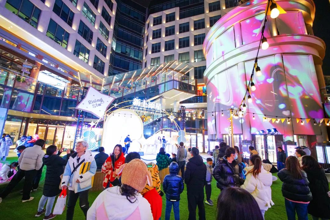 中国商场集体“收留”过夜年轻人