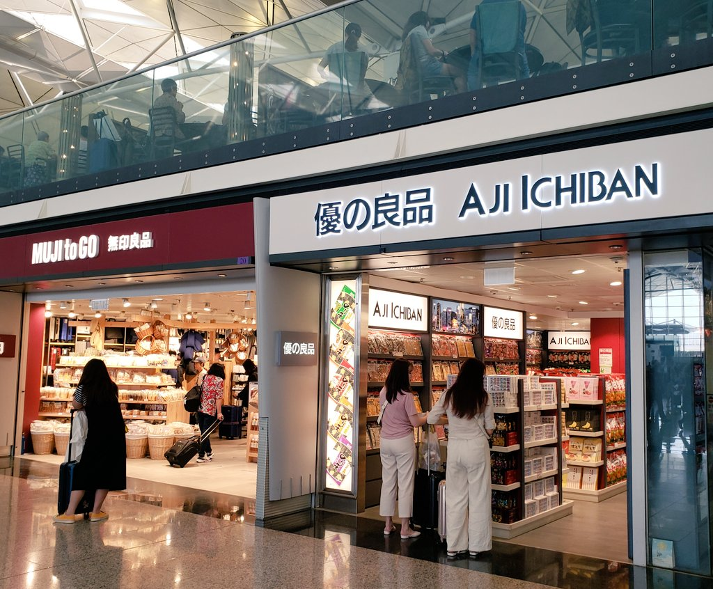 &ldquo;奈雪的茶&rdquo;换新LOGO，把自己改成了山寨店？字体太丑，名字拗口，毫无新意！网友：怎么瞬间变&ldquo;土&rdquo;了？