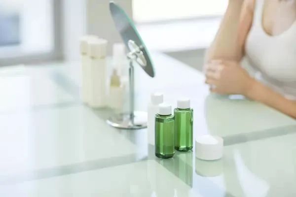 珀莱雅:业绩逆袭抵不过董监高疯狂减持,下一步向左还是向右?