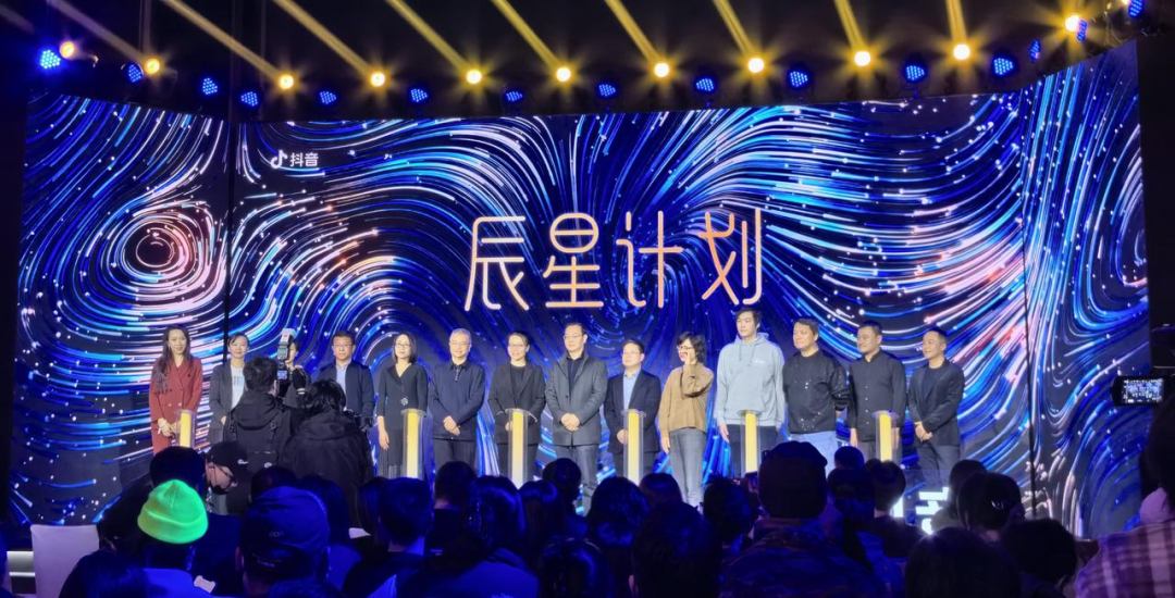 微短剧去low开卷，能否出现竖屏时代的王家卫？