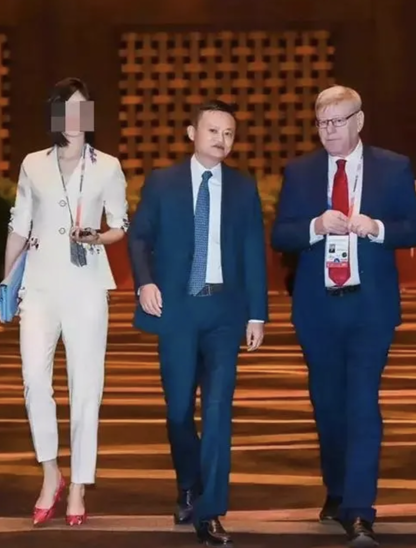 像董太太这样的大网红为什么喜欢发和多位名人的合影?