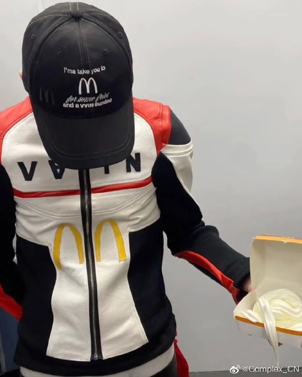 制服诱惑?海底捞的“特殊服务”越来越魔幻...