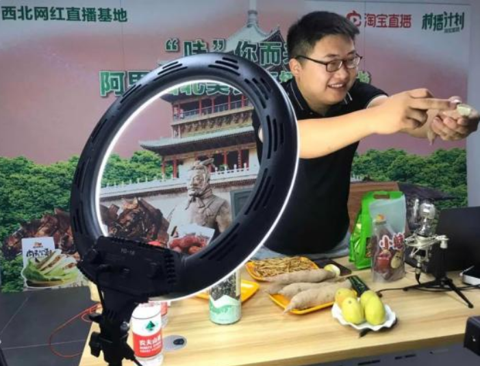 00后记者挑战做直播3场赚4千,这是什么概念?背后的一点思考