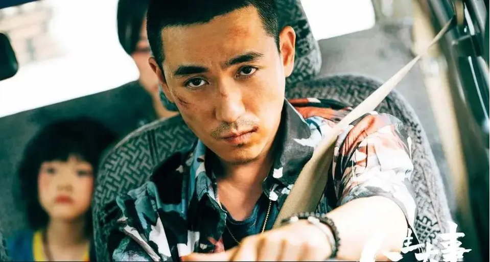 《消失的她》，与站在何非背后的他