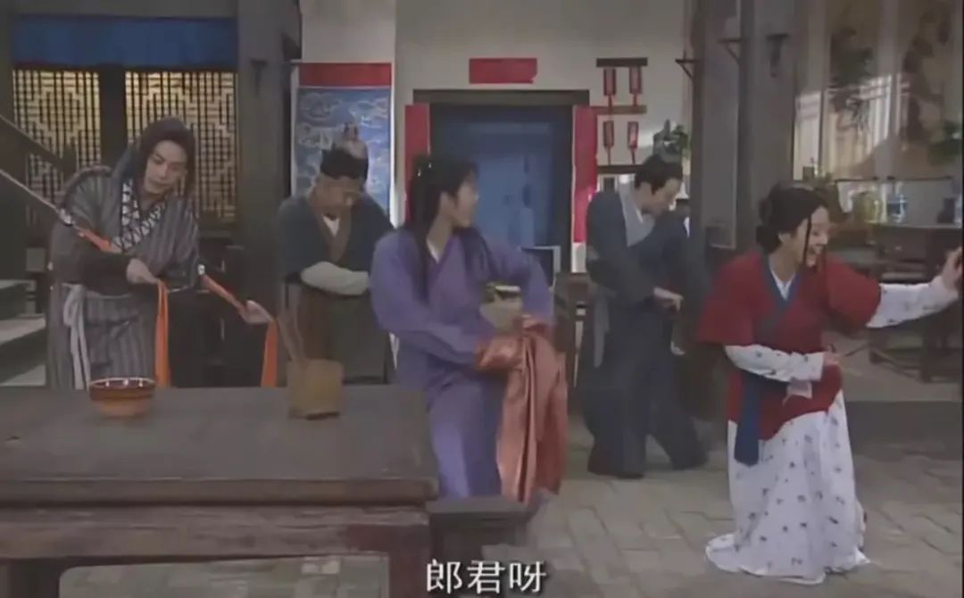 制服诱惑?海底捞的“特殊服务”越来越魔幻...