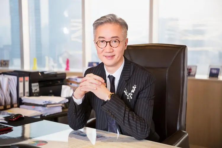 新中产的三个标准出来了,你达到了吗?1、学历本科以上;2、年收入33万以上;3、家庭净资产496万。