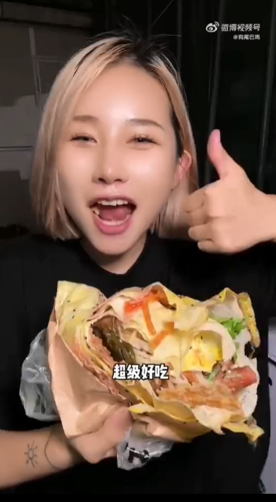 她被生父性侵多年,曾沦为大尺度百万网红,如今靠摊煎饼重生