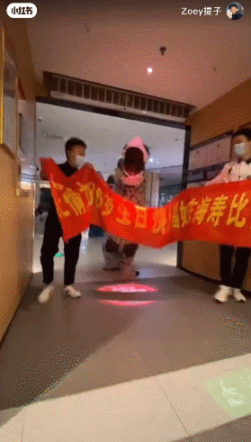 卡塔尔土豪也来海底捞了?让生日趴“社死”再升级!网友:除了寿星,其他人都好高兴!