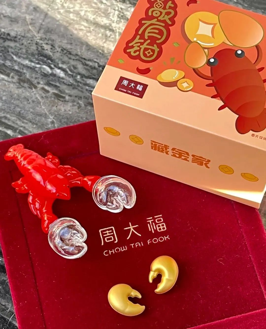 这家“不务正业”的金店,推出“黄金奥特曼”,引90后集体疯抢!网友:黄金做的光!谁还能说我幼稚!