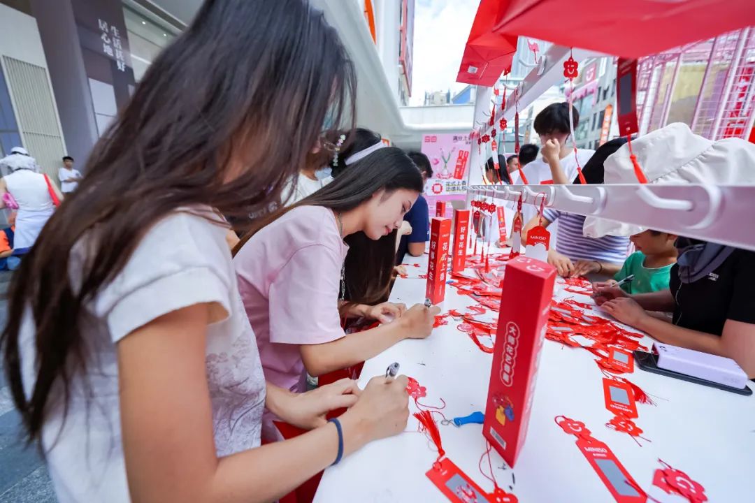 如何用香薰重塑上香文化?名创优品引领“上香”新潮流