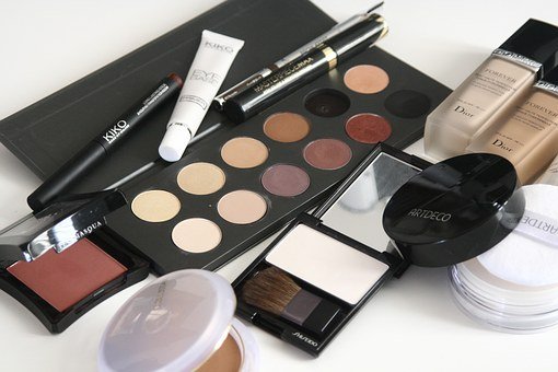6-14-7cosmetics-1063134__340.jpg