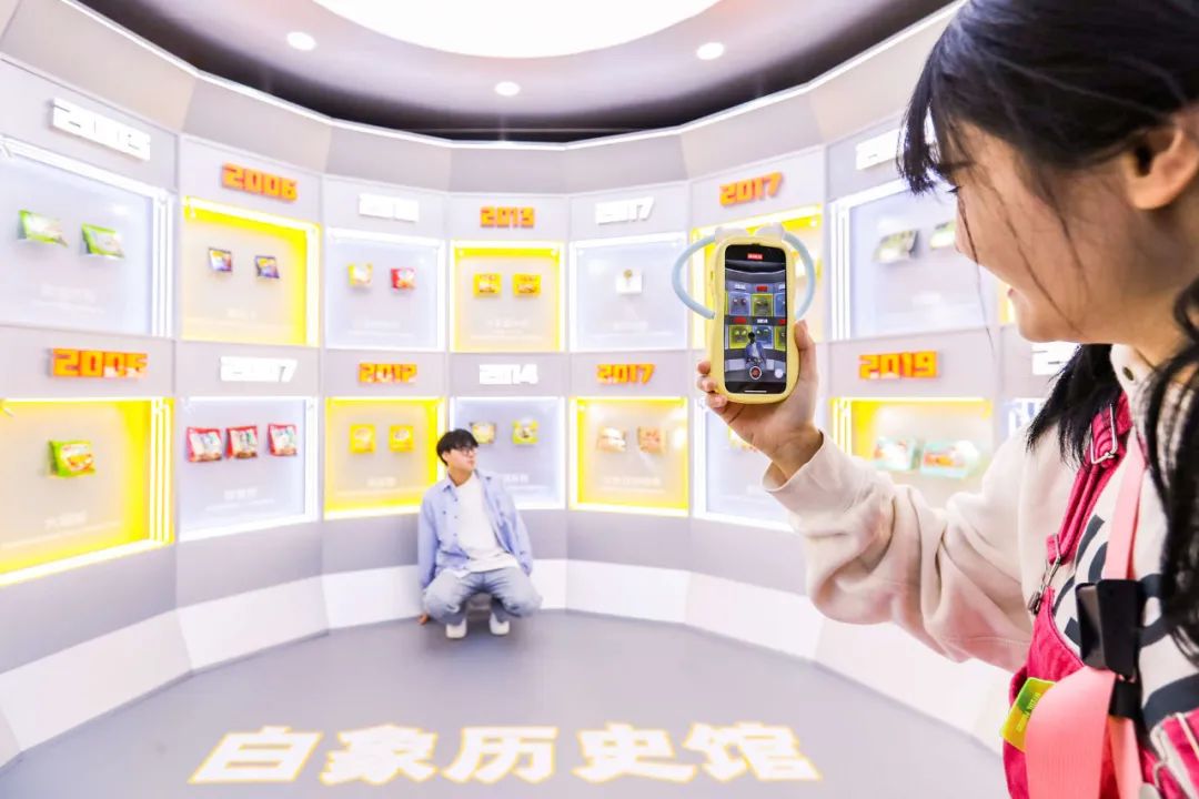 从白象泡面工厂的爆火，看品牌如何圈粉Z世代