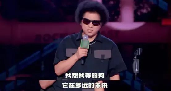 脱口秀演员黑灯讲笑话,我笑了是不尊重他吗?