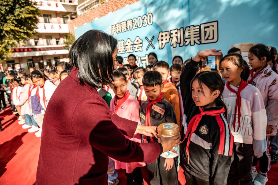 “成长营养+专业技能”双向赋能,QQ星奶粉筑起公益新标杆