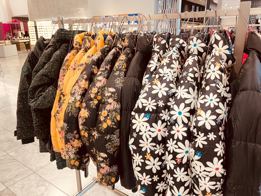 “土豪最爱的”加拿大鹅,新品复刻东北花袄?宇宙的尽头果然是铁岭!网友:设计师是哪个屯的?