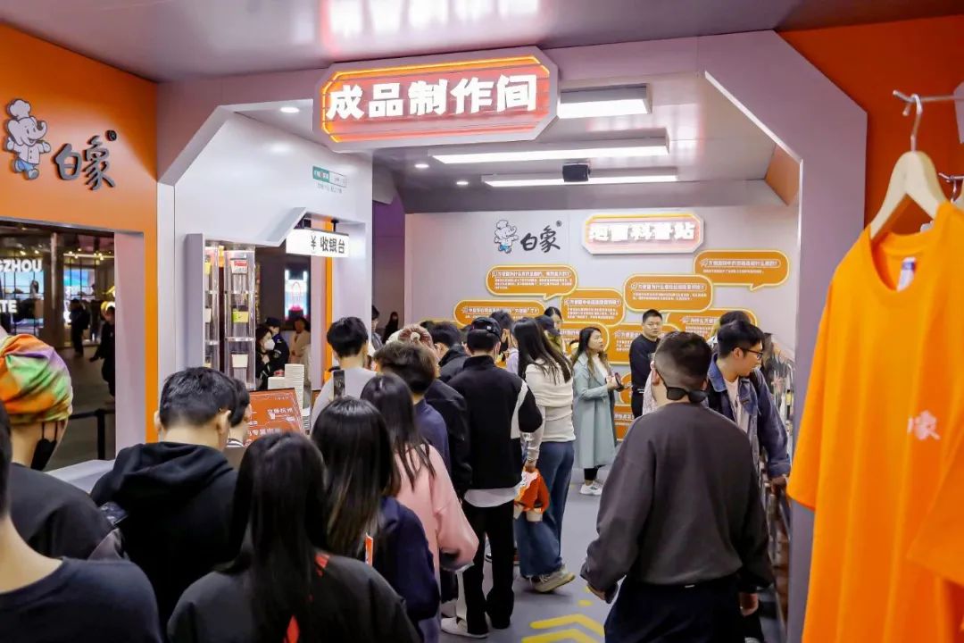 为什么这一届年轻人,都抢着去白象泡面工厂“打工”?