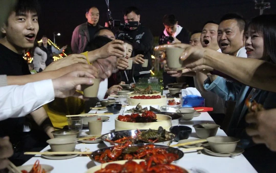 临近过年,出现了一个非常奇怪的现象,今年的农民工返乡潮不见了
