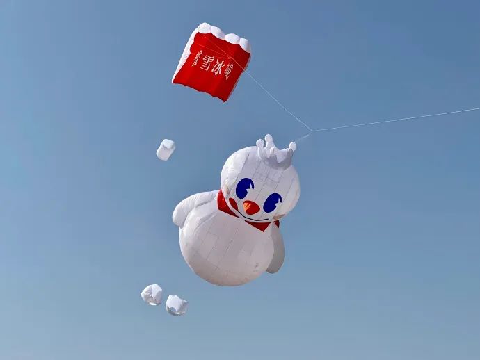 除了秦始皇变形计，雪王和天猫也被潍坊放了风筝