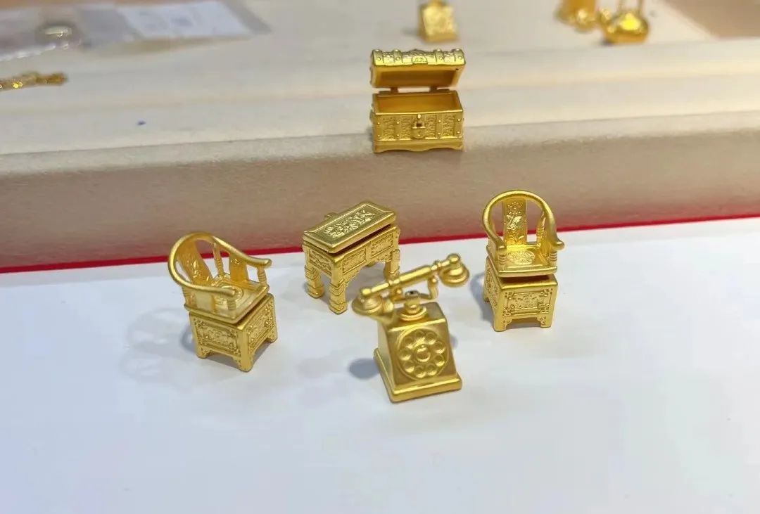 这家“不务正业”的金店,推出“黄金奥特曼”,引90后集体疯抢!网友:黄金做的光!谁还能说我幼稚!