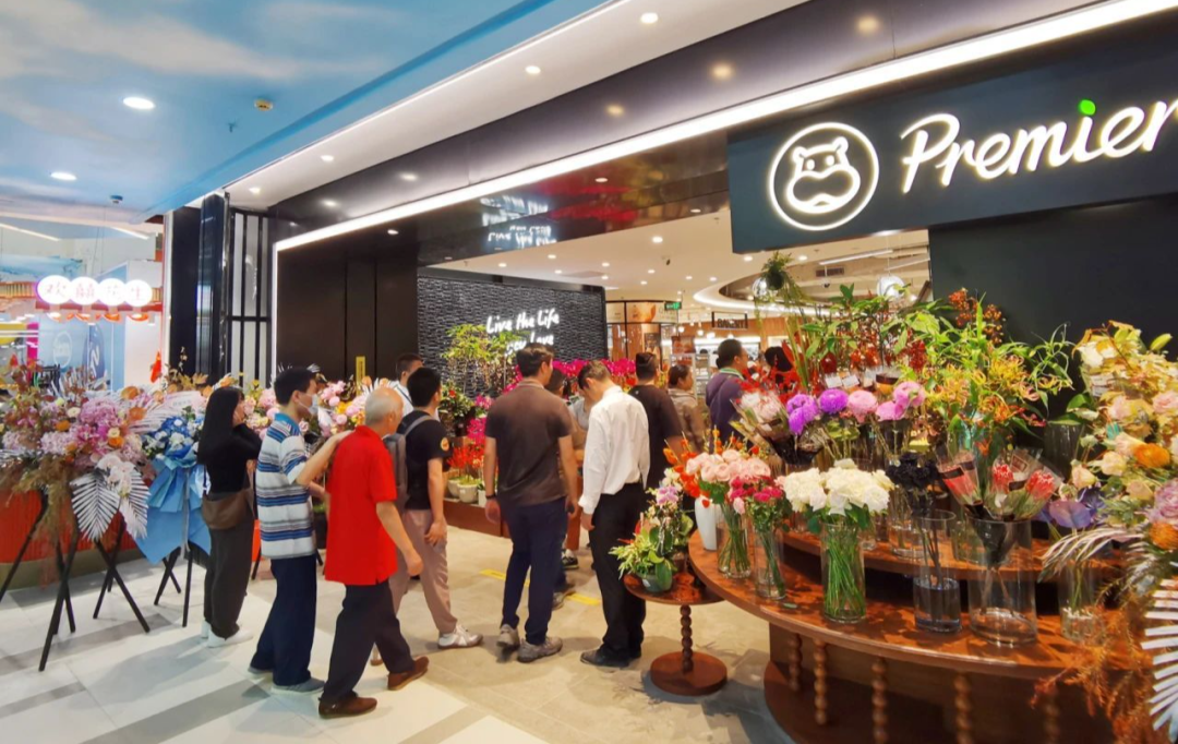 锅圈食汇通过上市聆讯；调色师四周年&ldquo;开party&rdquo; 周环比增长40%；大润发长假单日销售增长31.5%；盒马为何要开黑标店|解读