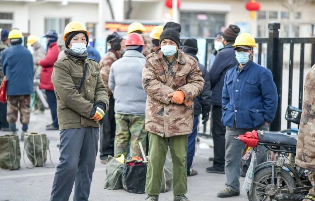 临近过年,出现了一个非常奇怪的现象,今年的农民工返乡潮不见了