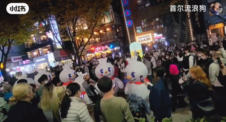 蜜雪冰城真会玩！表参道开店，涩谷街头激情蹦迪，搞懵日本行人！网友：感受一下你爱我我爱你的恐惧！