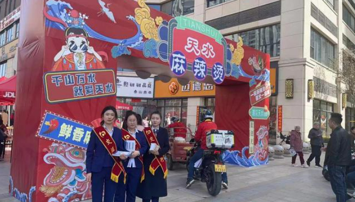 理发店连夜改成麻辣烫,全国吃货“捧花”天水麻辣烫,吃不起可“麻辣贷”