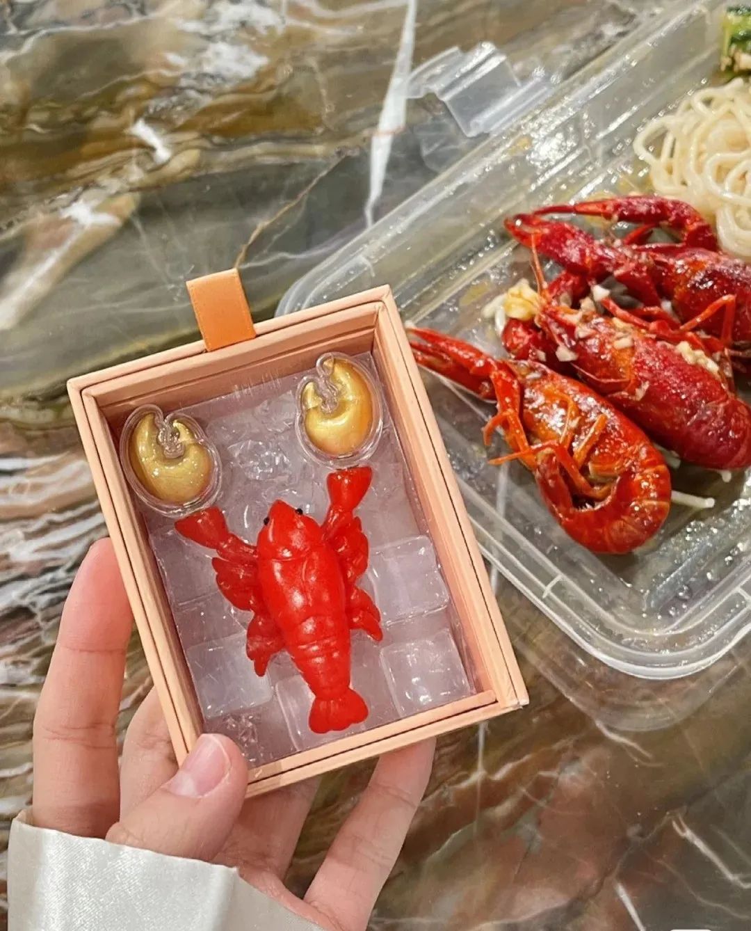 这家“不务正业”的金店,推出“黄金奥特曼”,引90后集体疯抢!网友:黄金做的光!谁还能说我幼稚!