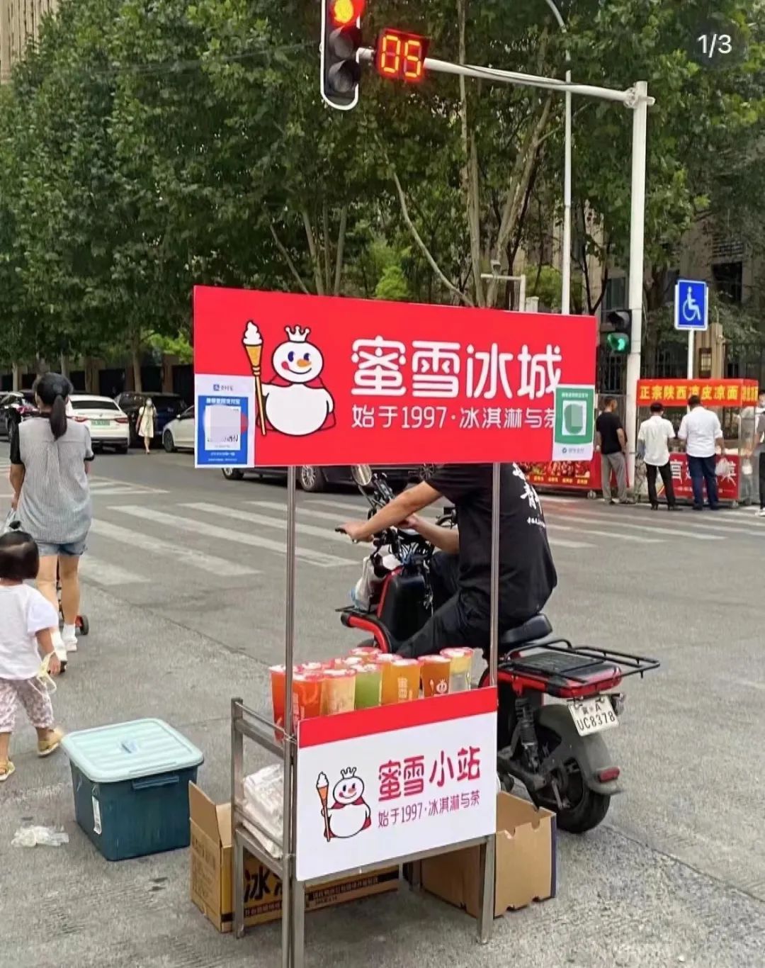 又土又嗨!蜜雪冰城造了“雪王城堡”,还没建成,就被疯狂打卡!网友:更符合中国人体质的迪士尼!