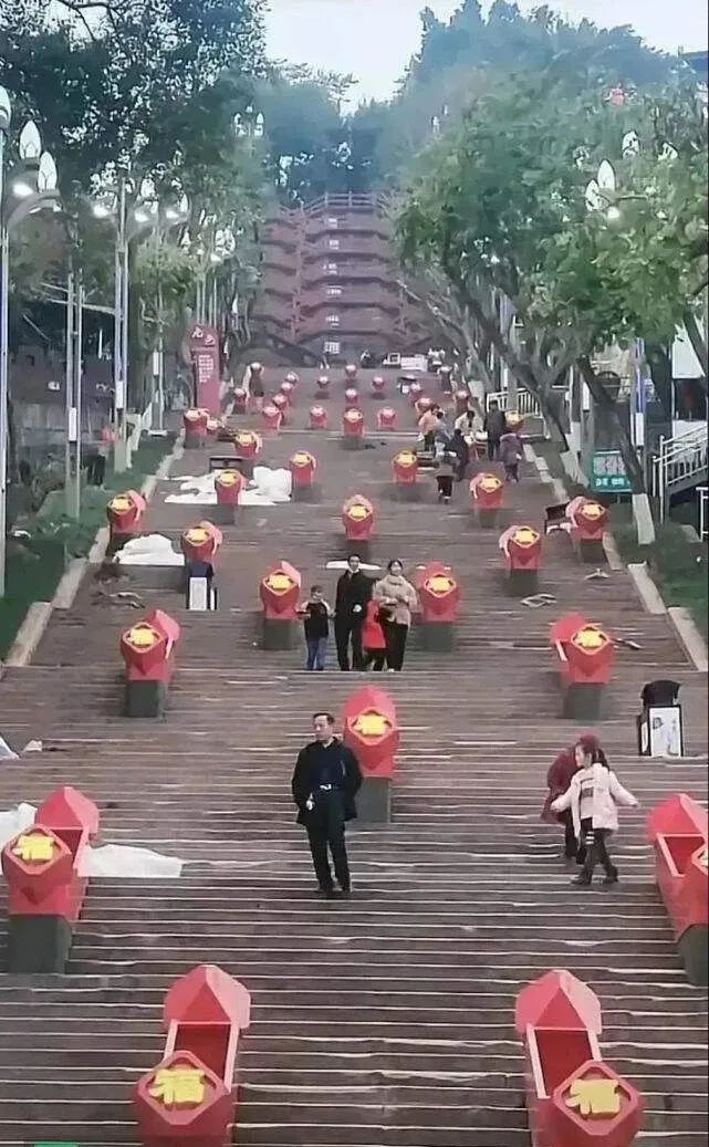 巴黎世家&ldquo;阴间&rdquo;新春广告，比李佳琦卖寿衣还绝！