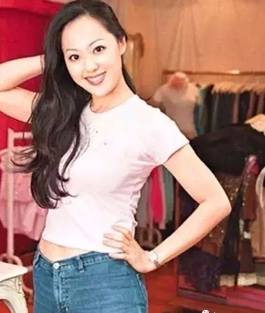 中国初代名媛开播,小红书有了“头号人物”