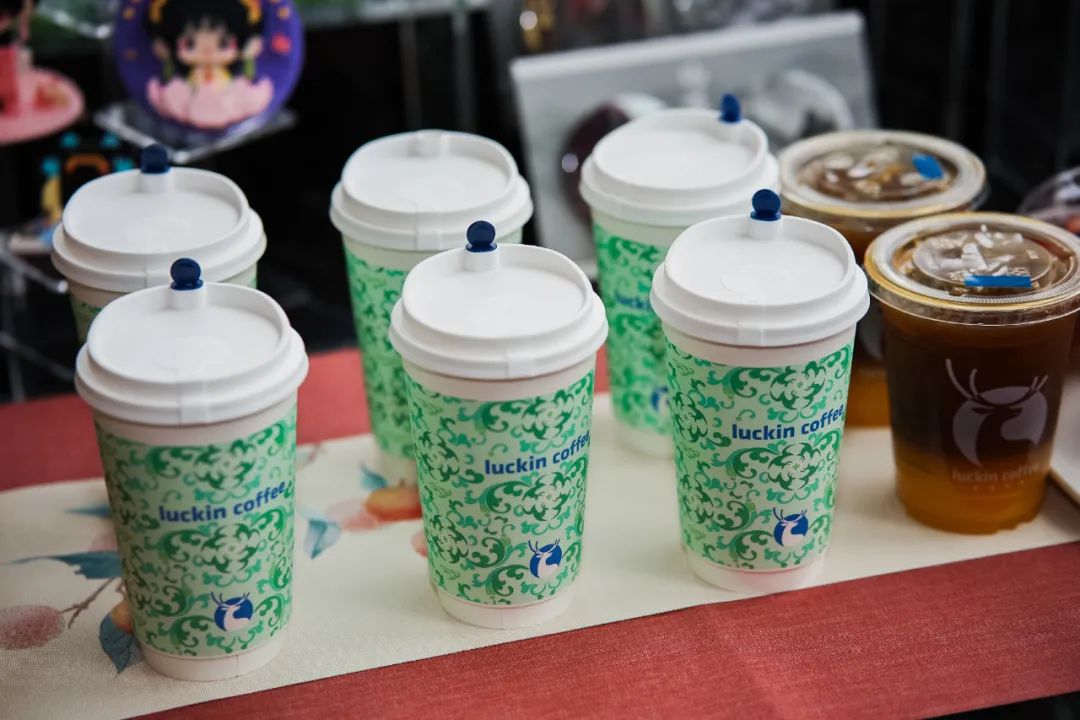 瑞幸轻乳茶单日热卖突破167万杯,三个100标准卷哭奶茶界?
