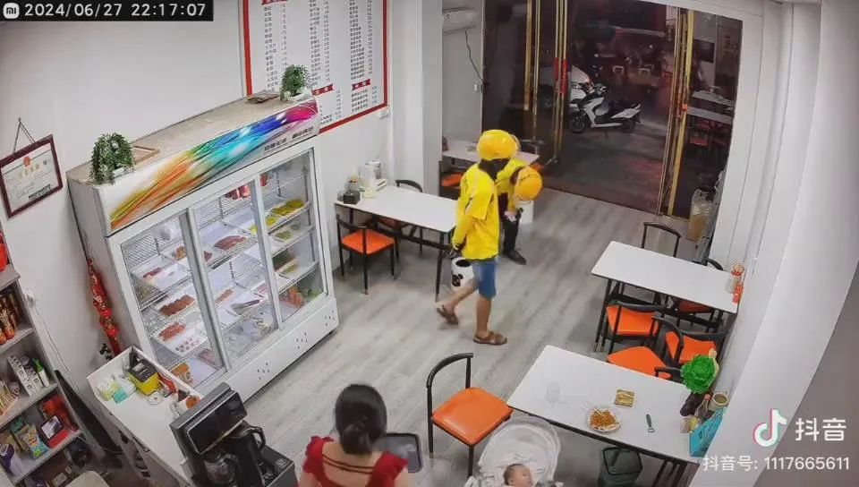 美团骑手“海底捞式”带娃刷屏,真相太意外了!