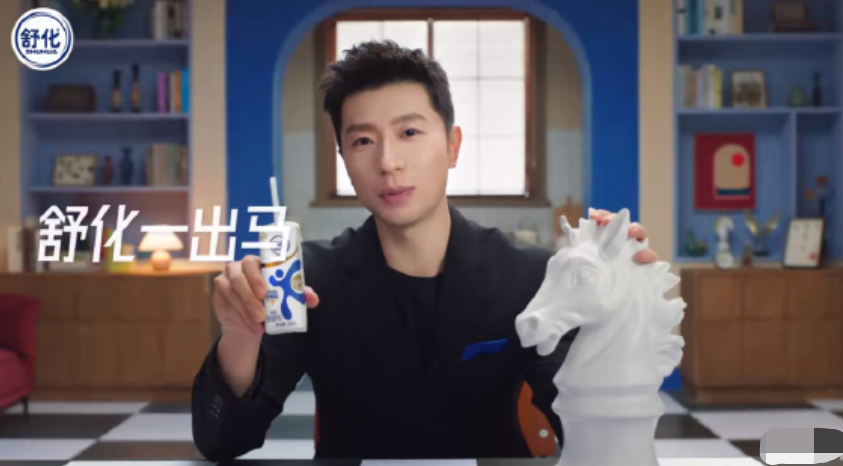 马龙骑马牛奶广告“炸”街,第一眼以为是马应龙,推“马奶”?